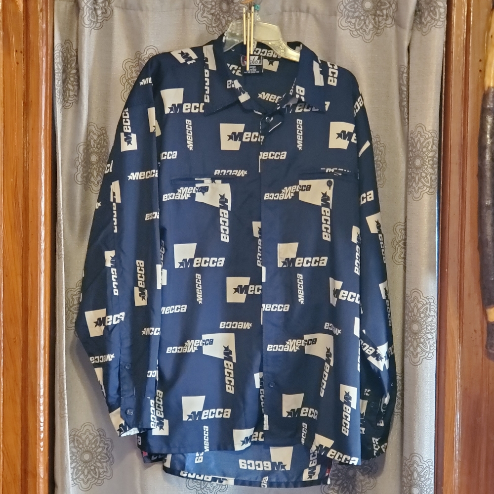 Vintage Mecca Men's Button-Up Size Large